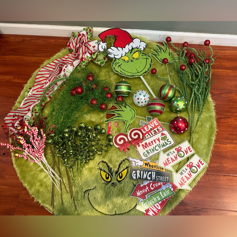 Grinch Xmas tree decor.